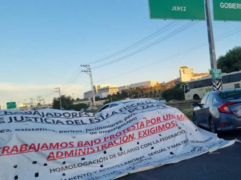 Trabajadores de la fiscalía de Zacatecas bloquean el tránsito entre la capital y ciudades vecinas; suman 14 días en huelga