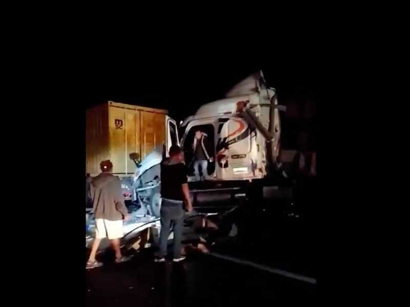 Dos muertos por accidente de tráiler en autopista México-Guadalajara