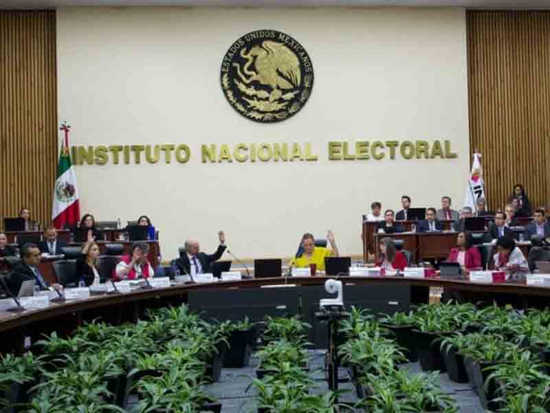 Presidencia impugna las restricciones del INE que prohíben a AMLO hablar de temas electorales