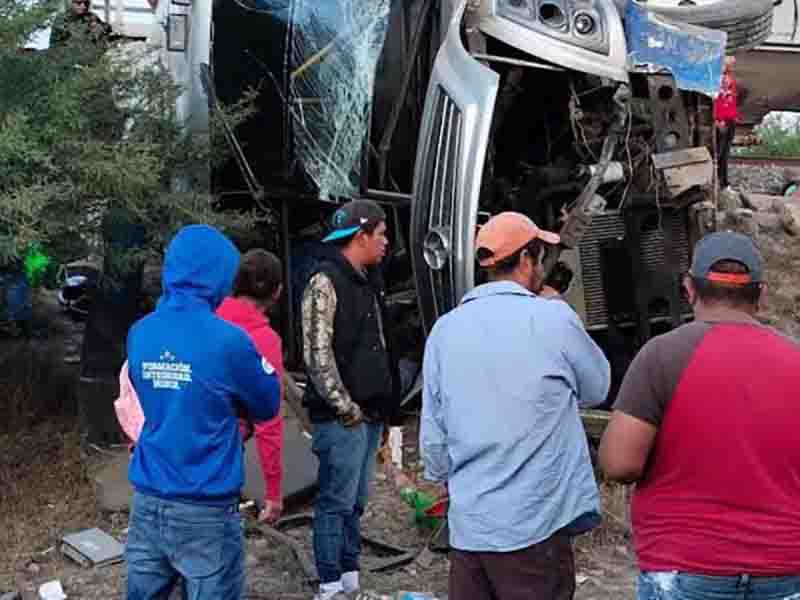 Se eleva a 6 el número de muertos por choque de ferrocarril y autobús en Querétaro
