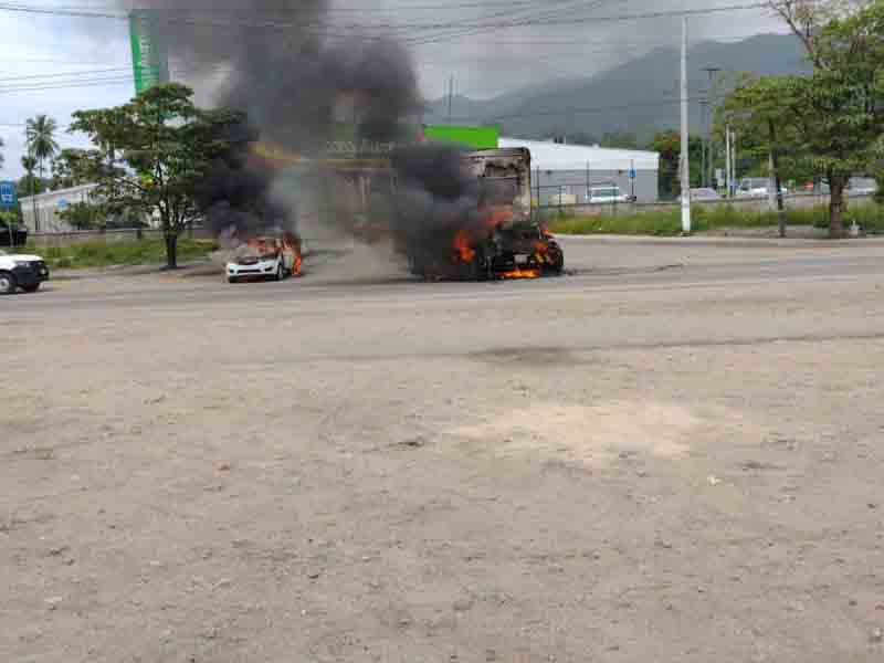 Grupo armado incendia vehículos de trasportistas durante bloqueo en Acapulco